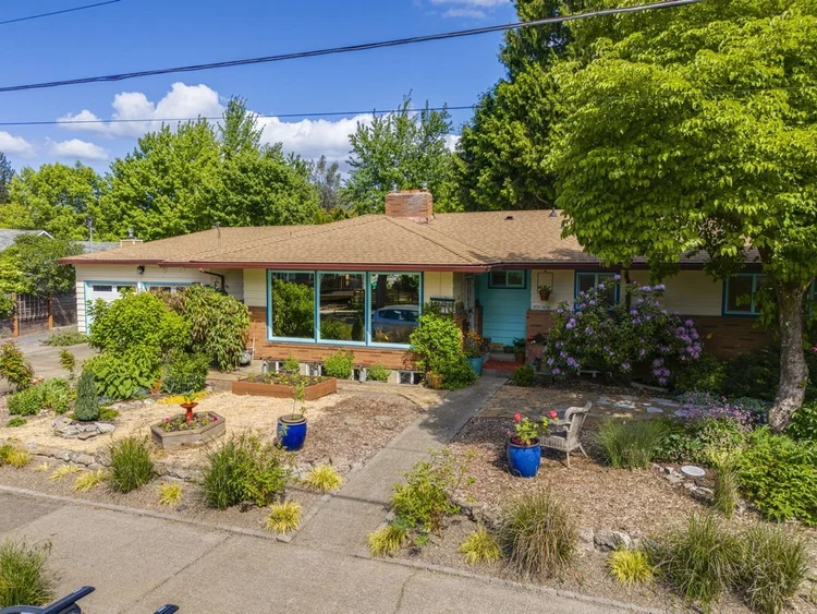 Mid-Century on 1/3 Acre listing, St. Johns